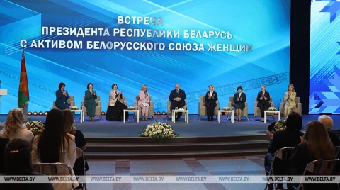Лукашенко: если бы в Беларуси была женская партия, ей бы не было равных
