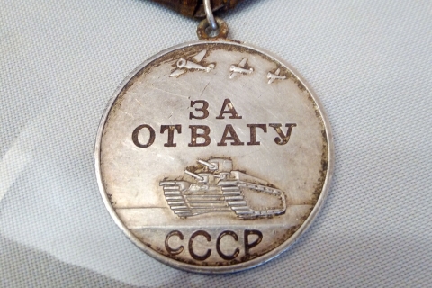 Спустя 80 лет после войны поисковики нашли и передали родным медаль героя, погибшего в бобруйском котле