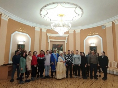 Завораживающе и антуражно: работающая молодёжь Чериковщины побывала с экскурсией во Дворце Потемкина в Кричеве