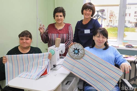 Инклюзивный проект по обучению швейному делу объединил людей с ограниченными возможностями из трех районов Могилевской области