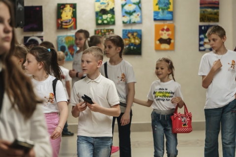 Яркие краски и необычные сюжеты: в Могилеве открылась выставка юных художников из Могилева и Глуска