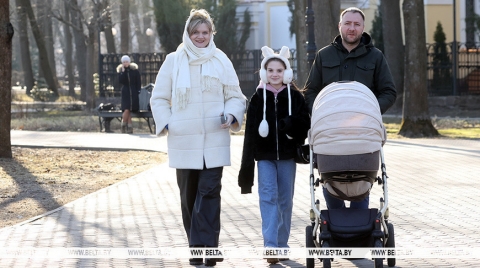 Лукашенко: при любых условиях государство и дальше будет поддерживать материнство и детство
