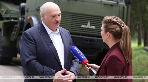Лукашенко: когда-то мы спорили с Россией, а сейчас, стоя спина к спине, отстреливаемся от врага