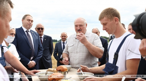 «Ну как кормят? Ничего?» Лукашенко пообедал в поле с комбайнерами и обсудил с ними новую технику