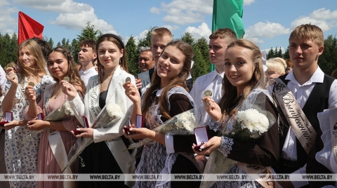 Золотые медали и аттестаты с отличием выпускникам школ Могилевского района вручили на Буйничском поле