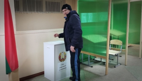 На Езерском участке для голосования №10 сельчане не прекращают идти отдавать свои голоса.