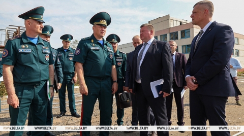 Ход восстановительных работ на ОАО «Могилевхимволокно» после разгула в регионе природной стихии оценил министр по чрезвычайным ситуациям Вадим Синявский