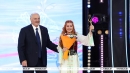 Гран-при детского музыкального конкурса получила белоруска Елизавета Цуприк. Награду вручил Лукашенко