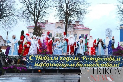 В Черикове зажгли огни на главной елке города. Рассказываем и показываем, как это было