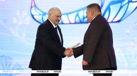 Лукашенко на "Славянском базаре" вручил премии СГ в области литературы и искусства за 2025-2026 годы