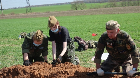 Поисковики просят помочь в установлении имени молодого парня, погибшего в годы войны в Чаусском районе