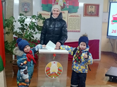 На избирательный участок всей семьёй
