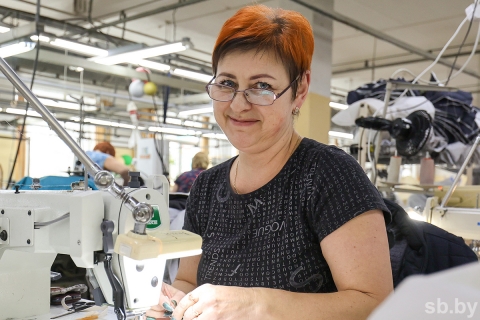 Посмотрели, как на одной из старейших швейных фабрик Беларуси работницы отшивают по 80 пальто за смену