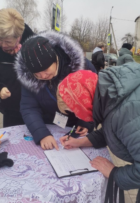 Чериковляне активно ставят свои подписи, даже несмотря на плохую погоду