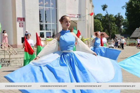 Смотрите, как отдыхали чериковляне на праздничных локациях возле РДК (фоторепортаж)