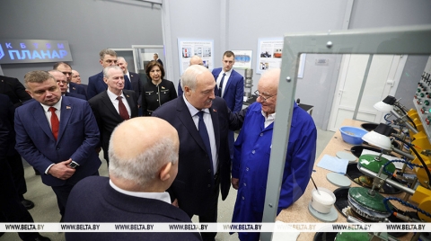 "Душа у него! Молодец!" Лукашенко на "Планаре" пообщался с самым опытным работником