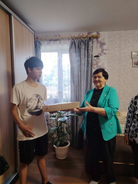 Посетители отделения поздравили воспитанников дома семейного типа с Днём защиты детей