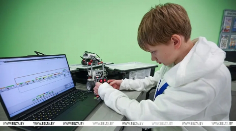 Лукашенко поручил продумать стимулы для закрепления внутри страны талантливой молодежи