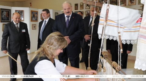 &quot;Я начал с ними косить&quot;. Какой была первая фотография Лукашенко с Полесья, где находится нацпарк &quot;Припятский&quot;